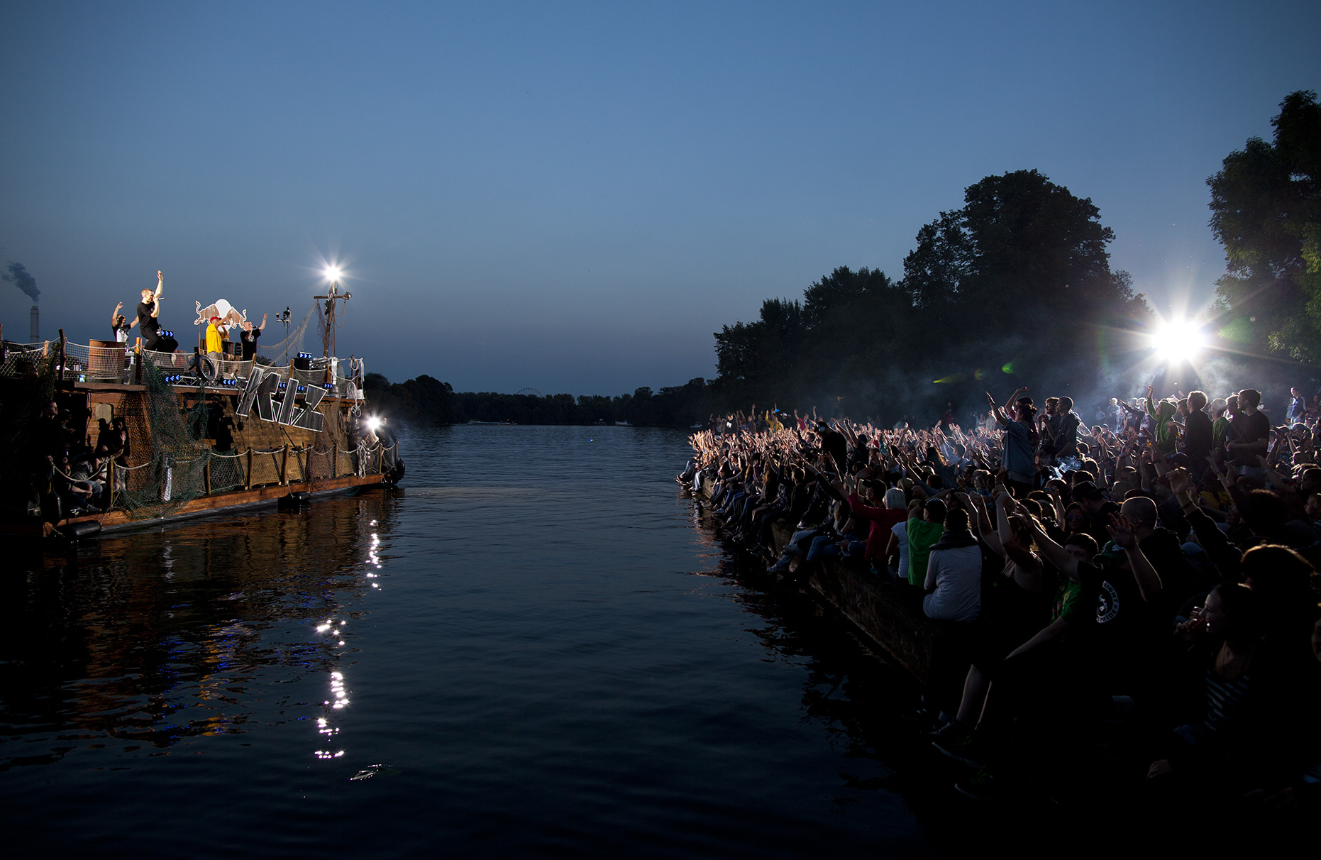 © Dirk Mathesius, K.I.Z. performs at the RedBull Guerilla Boat, Berlin, Treptower Park, Spree