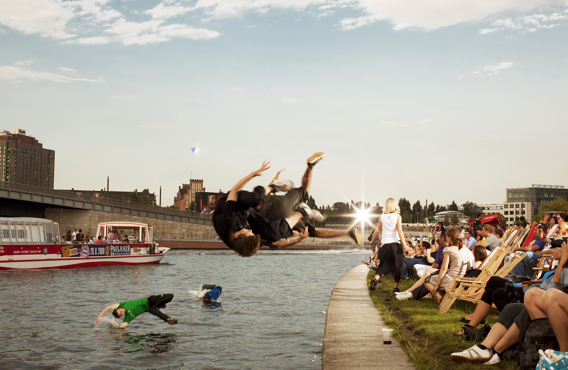 © Dirk Mathesius, test of courage, free work for Rausch Magazin, jump into river Spree, Berlin